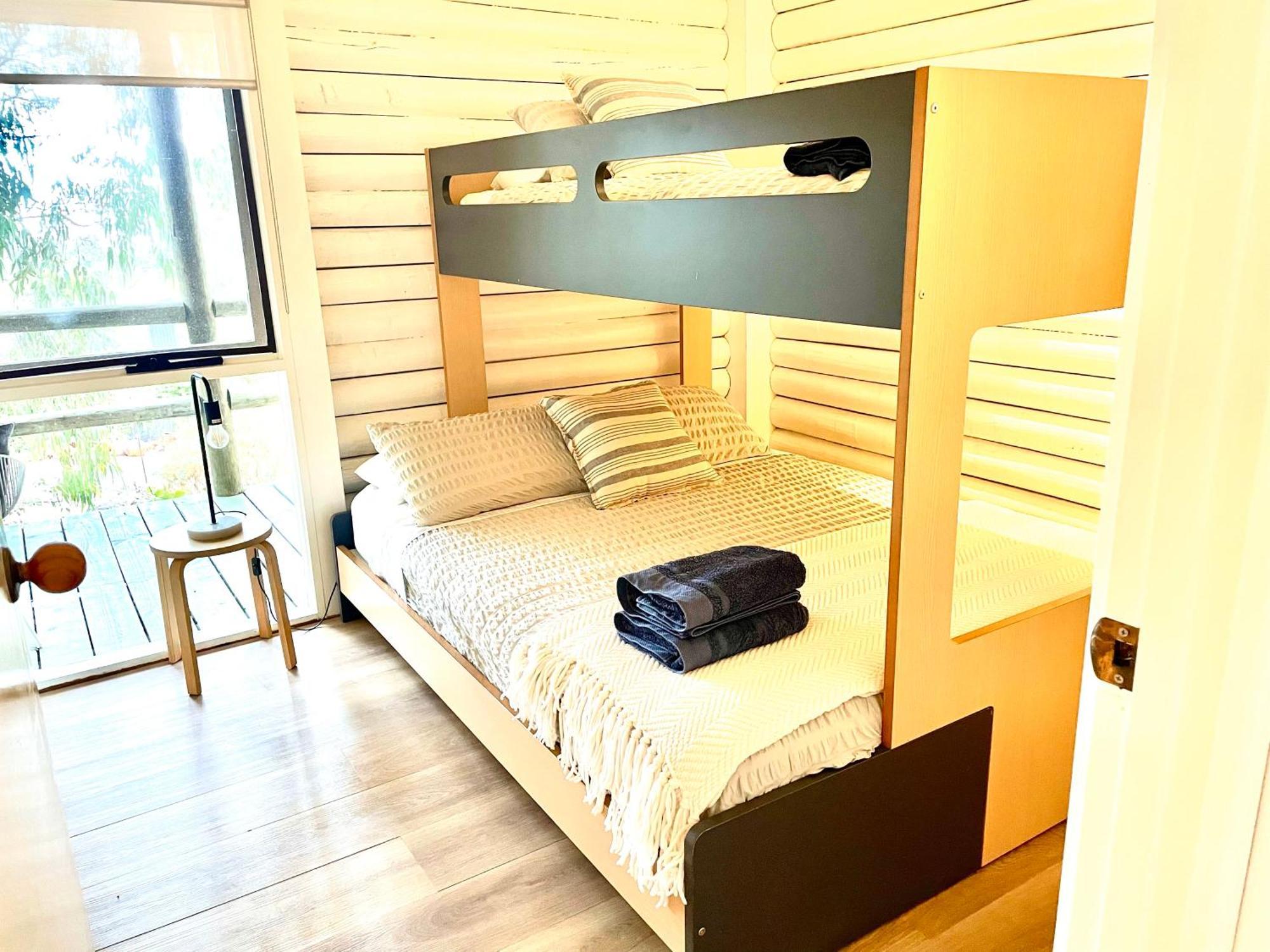 Groovy Ocean View Log House: Pet-friendly Retreat With Wildlife Lorne
