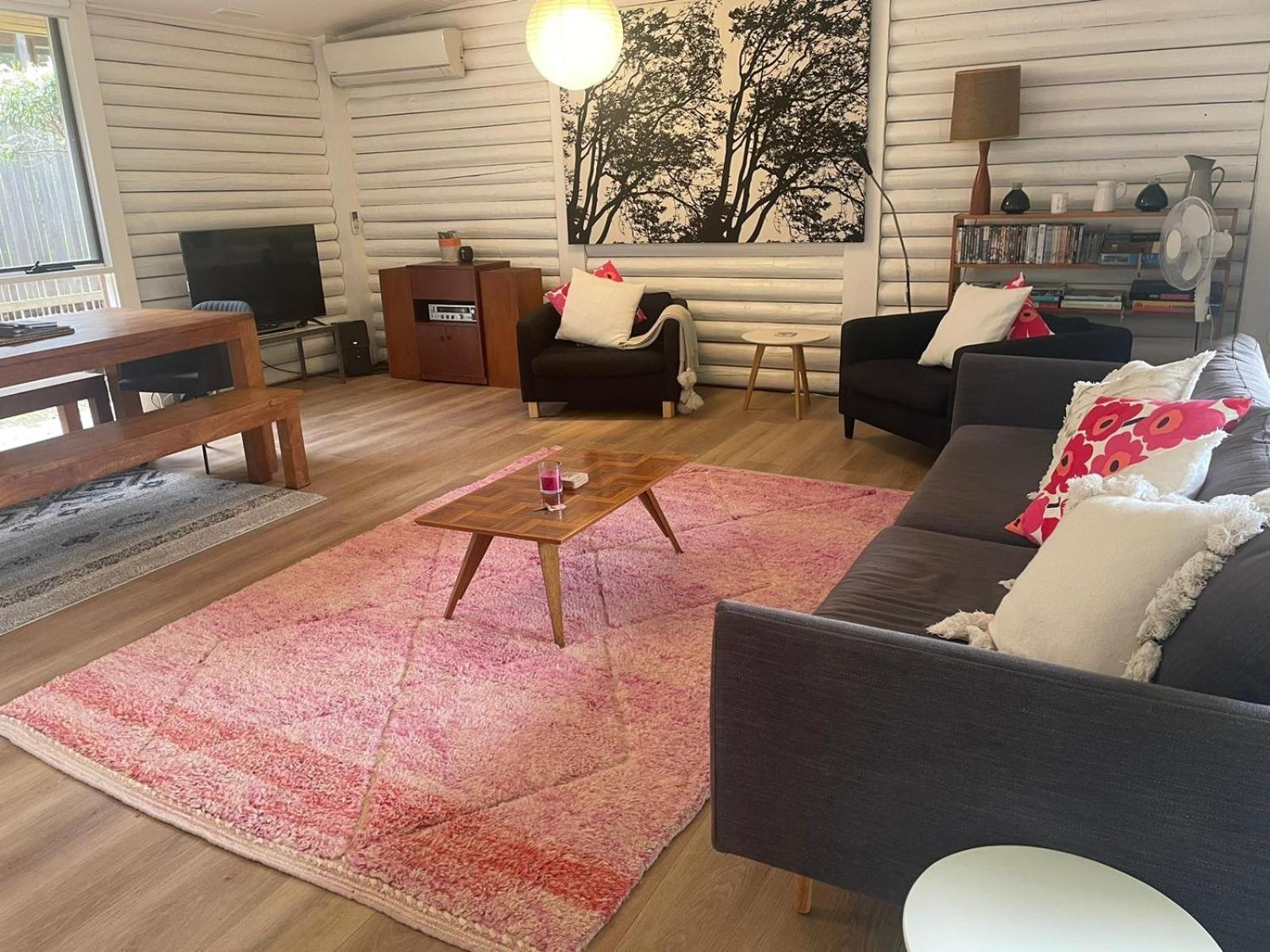 Groovy Ocean View Log House: Pet-friendly Retreat With Wildlife